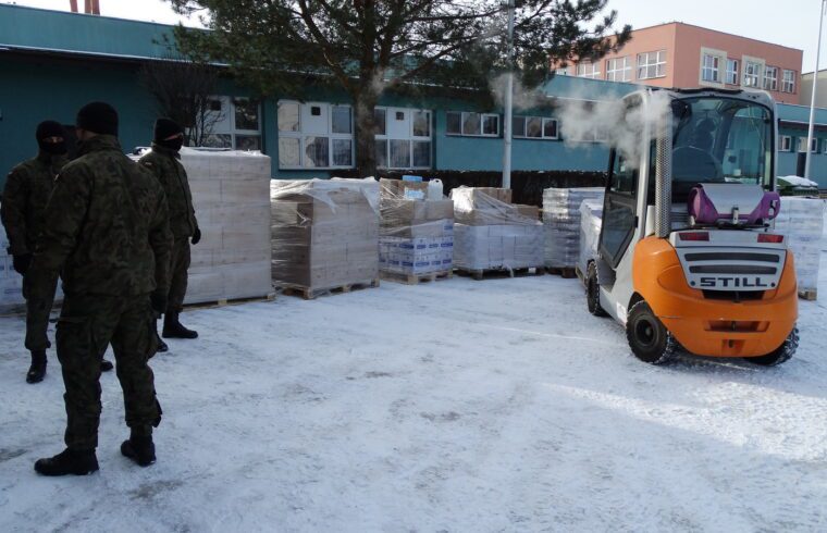 Żołnierze dostarczyli 22 tony żywności dla mieszkańców Ostrołęki i gminy Zaręby Kościelne