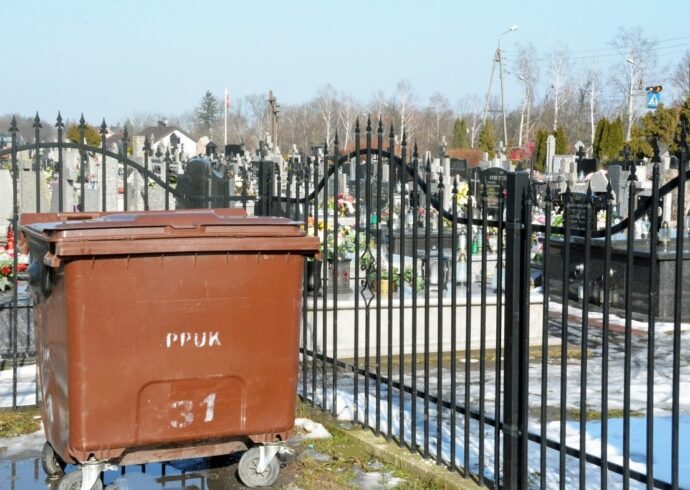 Od 1 marca 2021 r. zostaje wdrożona segregacja odpadów na pułtuskich cmentarzach