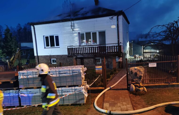 Pożar poddasza domu w gminie Obryte