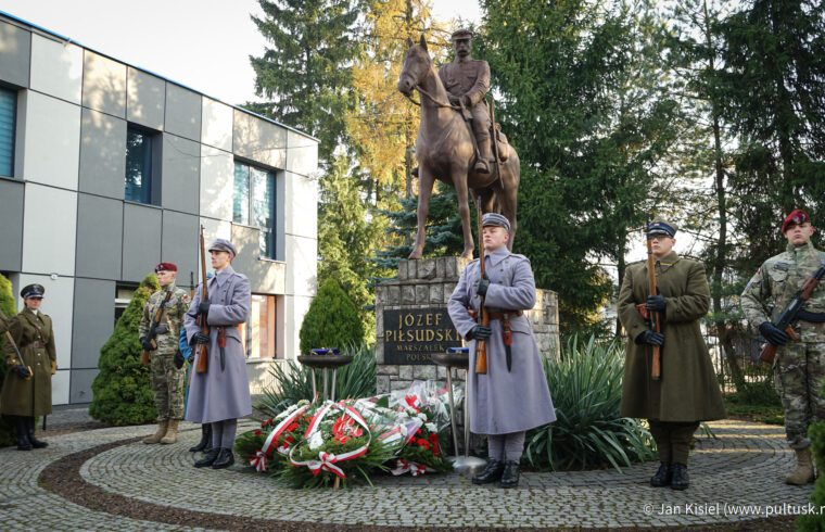 [FOTO] Złożenie kwiatów pod pomnikiem Marszałka Józefa Piłsudskiego