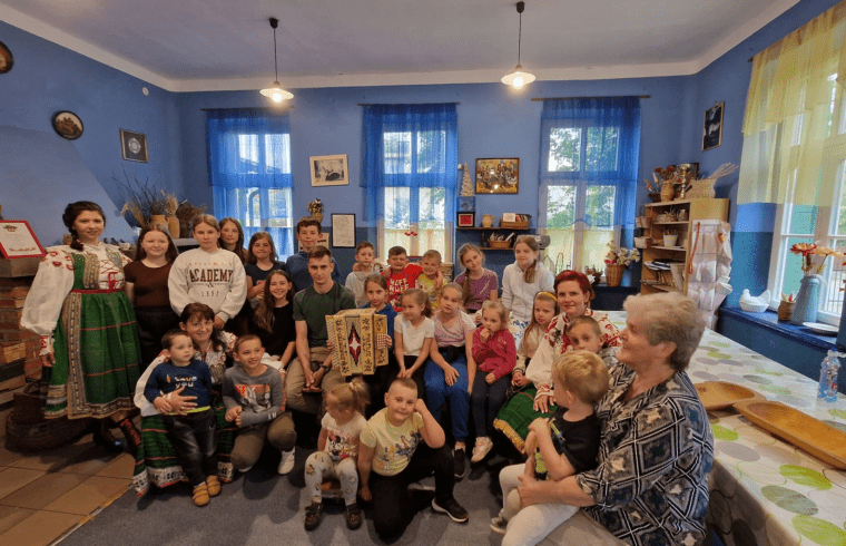 Fafernuchy, gra na harmonii i zajęcia z etnografem - spotkanie dla dzieci w Kuźni Kurpiowskiej