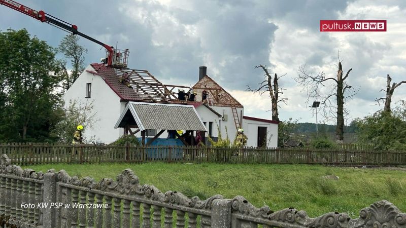 Tragiczne skutki nawałnicy na Mazowszu. Zerwane dachy, zablokowane drogi. Jedna osoba nie żyje. Służby walczą ze skutkami wichury