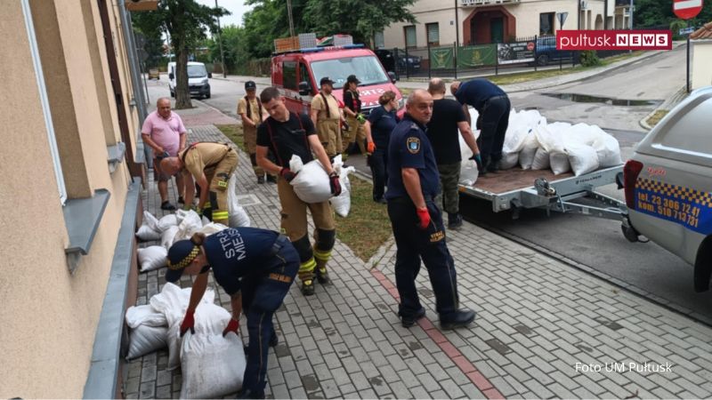 Zabezpieczyli budynki i monitorują sytuację. Pułtuskie służby w gotowości. Ostrzeżenie hydrologiczne 3 stopnia dla powiatu pułtuskiego