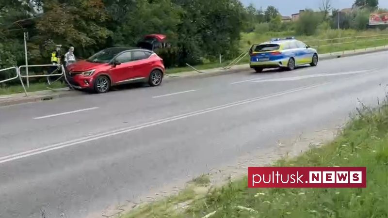 Auto wjechało w barierki na DK61 [WIDEO]