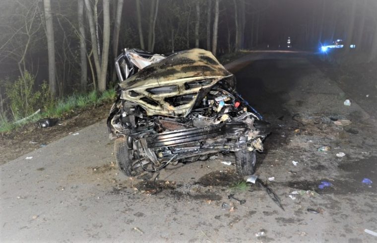 Wypadek w Grabówcu- nietrzeźwa kierująca uderzyła w drzewo