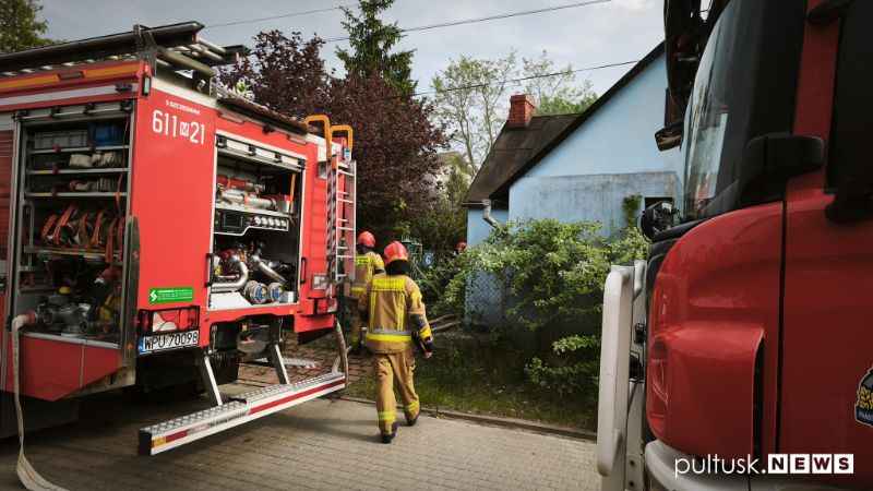 Pożar domu przy ul. Żabiej w Pułtusku. Trwa akcja strażaków [FOTO]