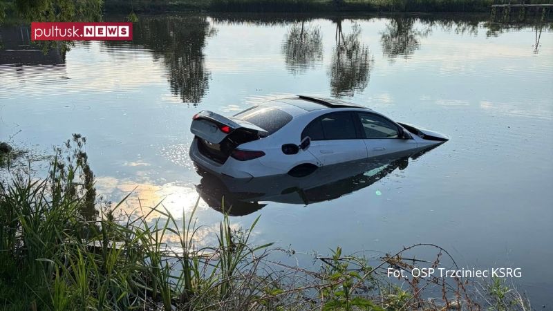 Samochód wpadł do stawu w Gminie Pułtusk