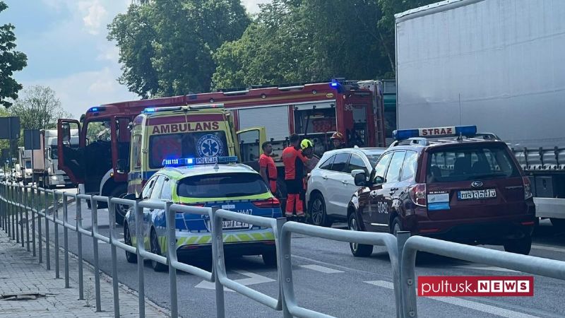 Zdarzenie drogowe na DK61 w Pułtusku. Są utrudnienia na ul. Warszawskiej [FOTO]